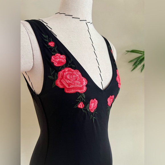 Calzedonia One-Piece Swimsuit with Rose Embroidery – S/XS
Never worn – no tags. - Picture 3 of 7